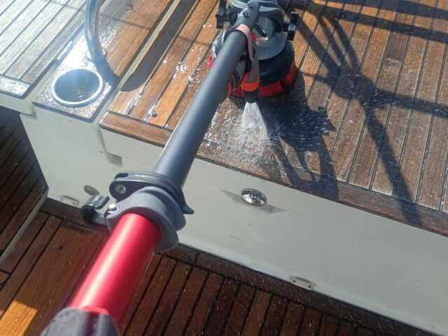 Lavaggio teak su yacht a Porto Cervo